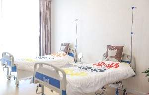 南京美范整形美容診所激光祛眼袋效果如何？激光祛眼袋價(jià)格多少錢？