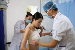 上海時(shí)光整形醫(yī)院何晉龍醫(yī)生做假體隆胸怎么樣？附案例對(duì)比圖