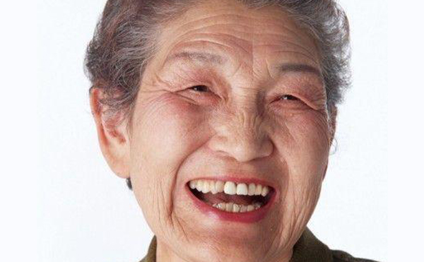 假體隆下巴表情自然嗎？